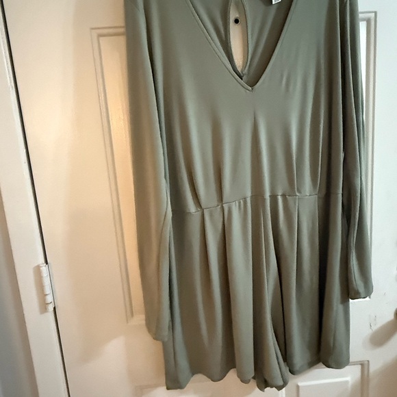 Forever 21 Plus Green Long Sleeve Romper - Picture 6 of 10